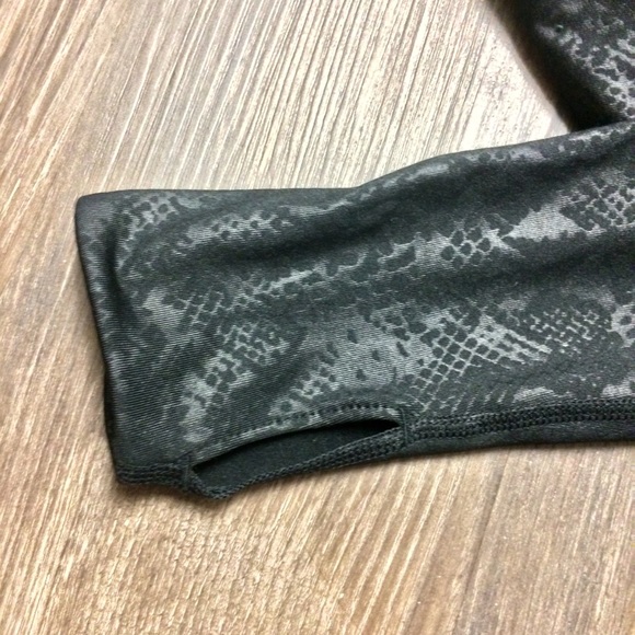 Nike Pro Hyperwarm Embossed Heights Vixen Top - Picture 7 of 7